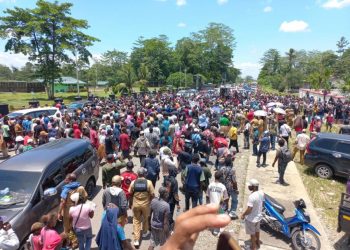 Tolak Kriminalisasi Plt Bupati, Ribuan Massa Datangi Kejari Mimika