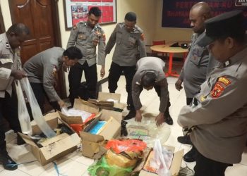 Polisi Sita Ratusan Liter Miras Lokal saat Pengamanan Mudik Lebaran di Pelabuhan Jayapura