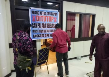 Puluhan Anggota Dewan Palang Ruang Kerja Pimpinan DPR Papua, Ada Apa ?