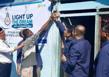 Ungkapan Haru Ferry Ifere, Kini Rumahnya Telah Berlistrik Berkat Donasi Pegawai PLN