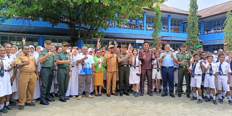 Pantau Langsung Running MBG di SMPN 1 Sentani, Ini Kata Bupati Jayapura