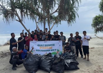 Astra Motor Papua dan Komunitas Bakau dan PKBM Gelar Aksi Bersih Pantai