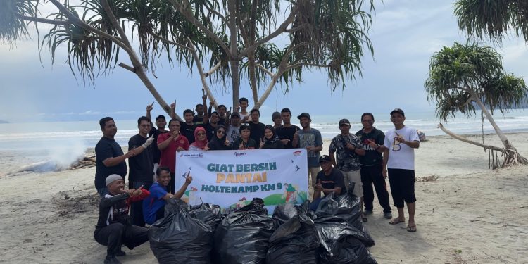 Astra Motor Papua dan Komunitas Bakau dan PKBM Gelar Aksi Bersih Pantai