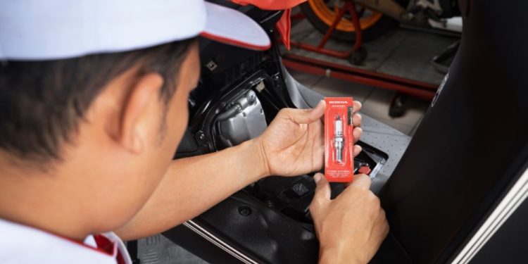 Simak Tips Merawat Busi pada Sepeda Motor Honda