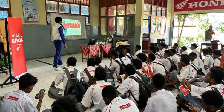 Astra Motor Papua Edukasi Siswa SMK Negeri 1 Sentani Tentang Keselamatan Berkendara