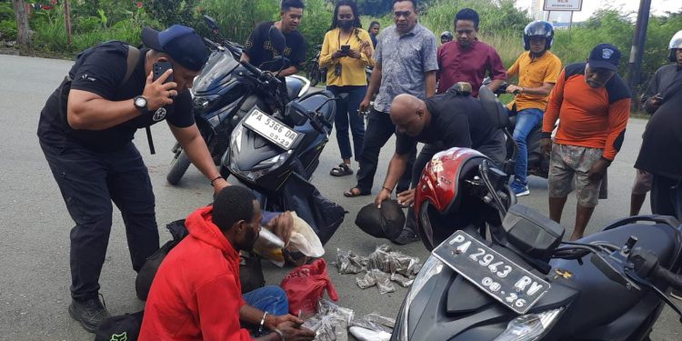 Aksi Kejar-kejaran Polisi dengan 2 Pelaku Pembawa Ganja Seberat 7,4 Kilogram