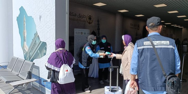 KKHI Bagikan Masker dan Oralit untuk JCH Indonesia, Cegah Gangguan Kesehatan