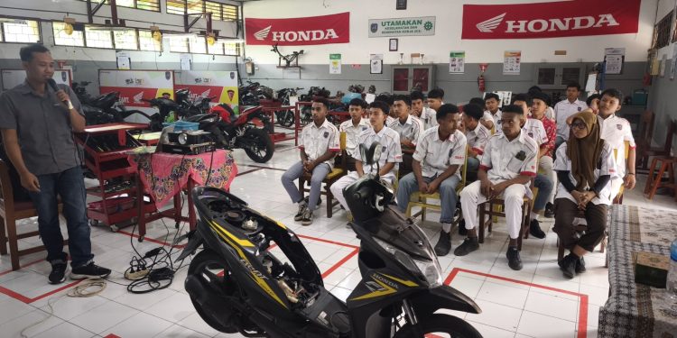 Kupas Tuntas Teknologi PGM-FI bersama Astra Motor Papua