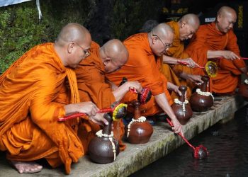 Rangkaian Waisak, Umat Buddha Jalani Ritual Umbul Jumprit