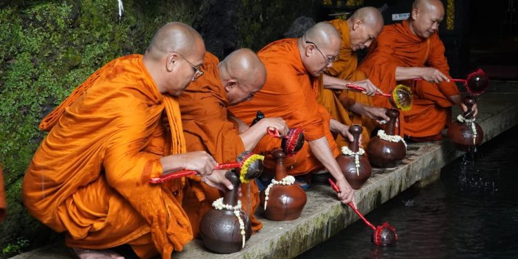 Rangkaian Waisak, Umat Buddha Jalani Ritual Umbul Jumprit