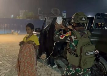 Prajurit TNI Lewati Medan Berat di Papua Demi Selamatkan Dua Nyawa