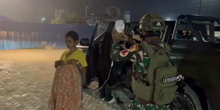 Prajurit TNI Lewati Medan Berat di Papua Demi Selamatkan Dua Nyawa