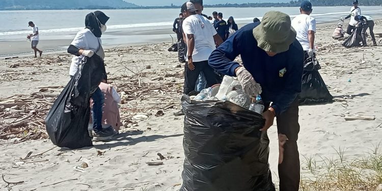 PLN UIP MPA Gandeng Komunitas Bersihkan Pantai Hacknut Holtekamp