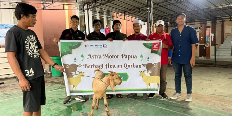 Semangat Berbagi, Astra Motor Papua Salurkan Hewan Kurban di 4 Masjid