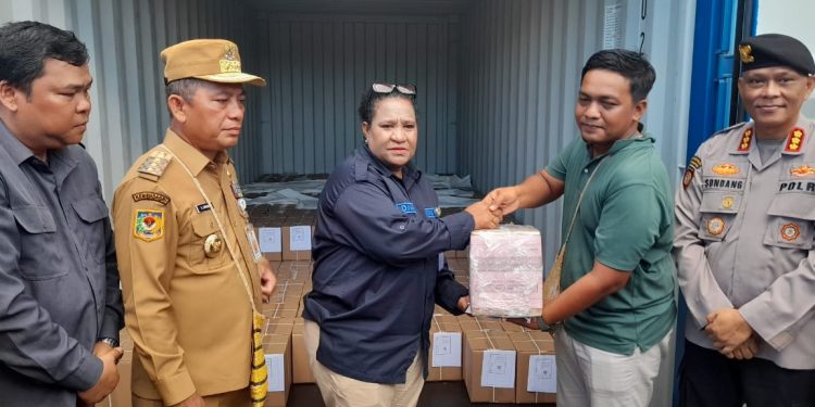 Distribusi Logistik PSU Pilgub Papua ke Wilayah Terluar Jadi Sorotan