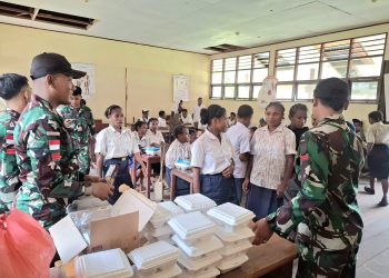 Jumat Berkah di Perbatasan, TNI Bagikan Makanan untuk Siswa SMP Ubrub
