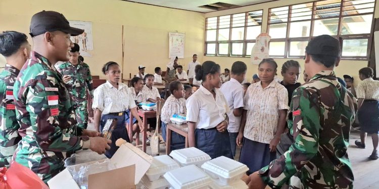 Jumat Berkah di Perbatasan, TNI Bagikan Makanan untuk Siswa SMP Ubrub