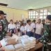 Jumat Berkah di Perbatasan, TNI Bagikan Makanan untuk Siswa SMP Ubrub