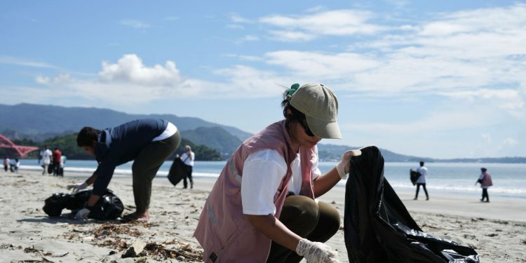 Aksi Srikandi PLN UIP MPA Bersihkan Pantai Hacknut Holtekamp