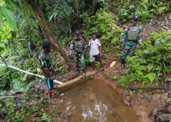 TNI Bantu Warga Keerom Buka Saluran Air Bersih