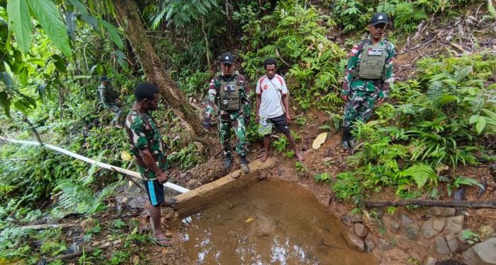 TNI Bantu Warga Keerom Buka Saluran Air Bersih