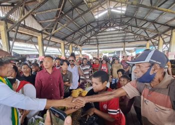 Blusukan ke Pasar Mararena Sarmi, BTM Borong Dagangan Sambil Tawarkan Gagasan