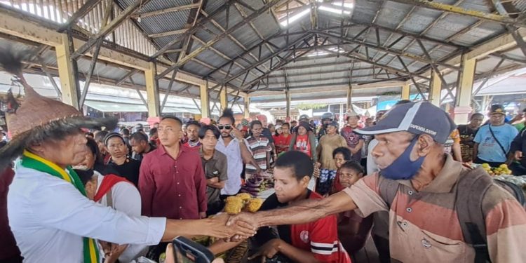 Blusukan ke Pasar Mararena Sarmi, BTM Borong Dagangan Sambil Tawarkan Gagasan