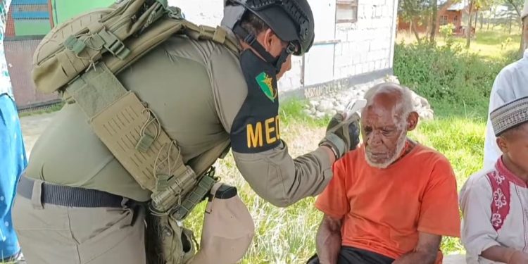 Personel Satgas Operasi Damai Cartenz Bangun Komunikasi dengan Masyarakat