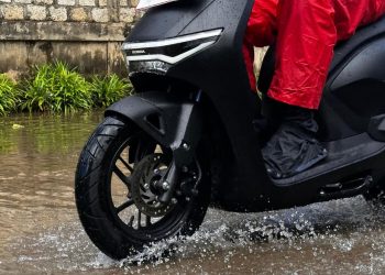 Astra Motor Papua Ingatkan Pentingnya Mantel dan Sepatu Saat Berkendara di Musim Hujan