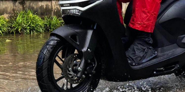Astra Motor Papua Ingatkan Pentingnya Mantel dan Sepatu Saat Berkendara di Musim Hujan