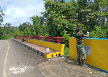 Satgas Yonif 512/QY Percantik Jembatan Harapan Warga Yuruf