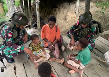 Kehangatan TNI dan Warga Kampung Yuwainda