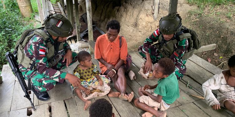 Kehangatan TNI dan Warga Kampung Yuwainda