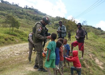 Dengan Senyum dan Pelayanan, Satgas Damai Cartenz Hadir di Jayawijaya
