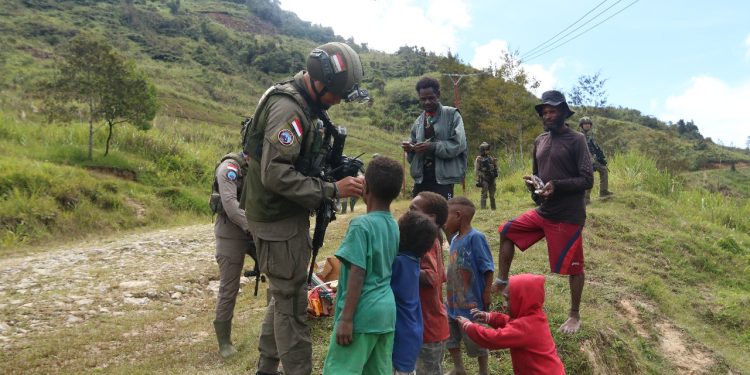 Dengan Senyum dan Pelayanan, Satgas Damai Cartenz Hadir di Jayawijaya