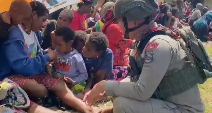 Satgas Damai Cartenz Hadir di Tengah Warga Puncak