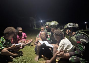 Terangi Kampung Yuruf, TNI Bawa Harapan Baru untuk Warga Perbatasan Keerom
