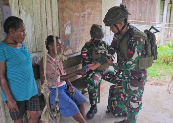 Sentuhan Kasih TNI untuk Warga Monggo Efi Papua