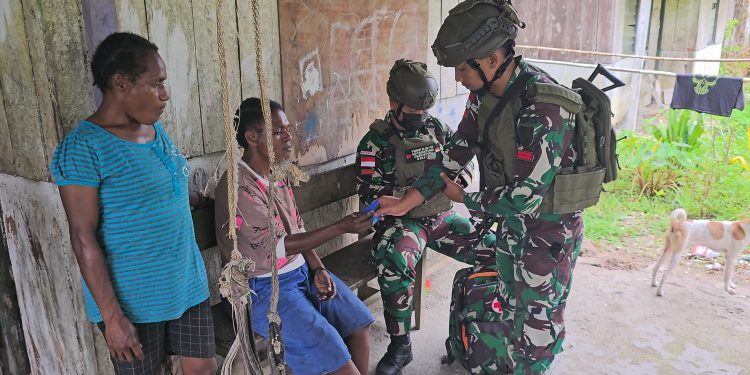 Sentuhan Kasih TNI untuk Warga Monggo Efi Papua