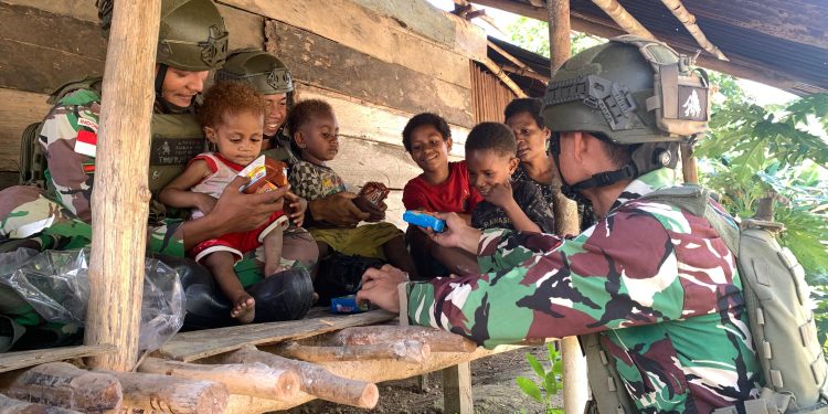Kehangatan TNI, Tebar Kepedulian di Towe Hitam