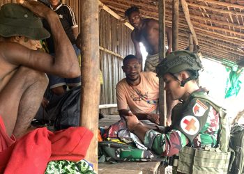 TNI Beri Pelayanan Kesehatan Gratis kepada Warga di Perbatasan Papua