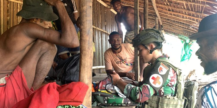 TNI Beri Pelayanan Kesehatan Gratis kepada Warga di Perbatasan Papua
