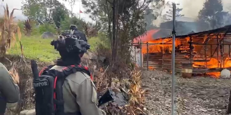 Satgas Operasi Damai Cartenz : KKB Bakar Rumah Bupati Puncak dan Bangunan Lainnya