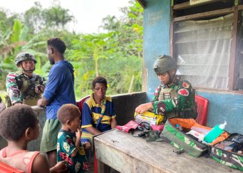 Sentuhan Kemanusiaan Prajurit TNI di Rumah Warga Waris