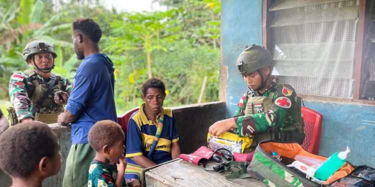 Sentuhan Kemanusiaan Prajurit TNI di Rumah Warga Waris