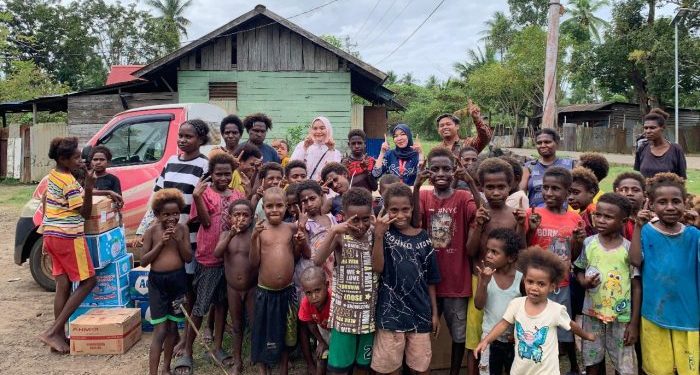 Astra Motor Bagikan Makanan Siap Saji kepada Warga Merauke