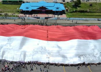 Pembentangan Bendera Merah Putih Raksasa Meriahkan HUT RI ke 80 di Pegunungan Bintang