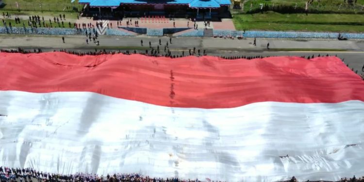 Pembentangan Bendera Merah Putih Raksasa Meriahkan HUT RI ke 80 di Pegunungan Bintang