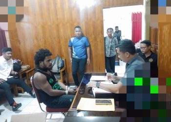 Tersangka Kasus Pembunuhan Beserta Tiga Pucuk Senjata Api Diserahkan Kejari Nabire