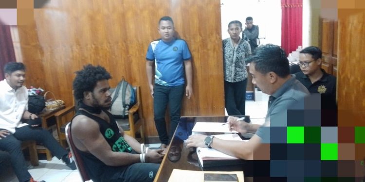 Tersangka Kasus Pembunuhan Beserta Tiga Pucuk Senjata Api Diserahkan Kejari Nabire